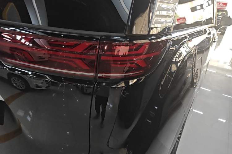 Used Denza D9 2024 DM-i 980 Four-Wheel Drive Prestige Model Right Rear Taillight