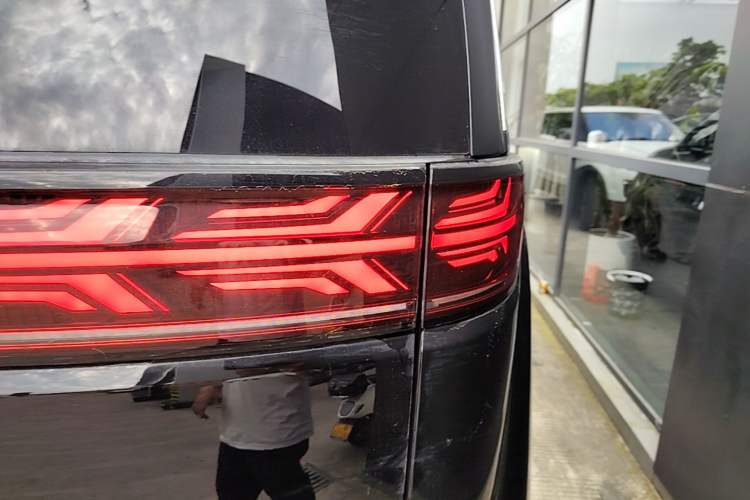 Used Denza D9 2024 DM-i 980 Four-Wheel Drive Flagship Model Right Rear Taillight
