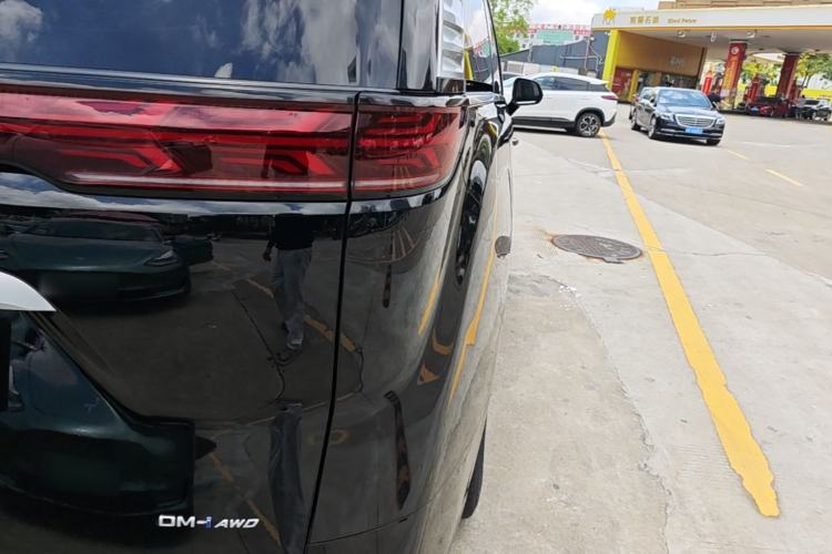 Used Denza D9 2024 DM-i 980 Four-Wheel Drive Prestige Model Right Rear Taillight