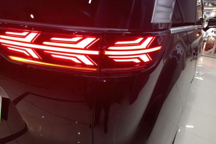 Used Denza D9 2024 DM-i 980 Four-Wheel Drive Prestige Model Right Rear Taillight