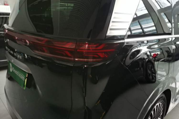Used Denza D9 2024 DM-i 980 Four-Wheel Drive Prestige Model Right Rear Taillight