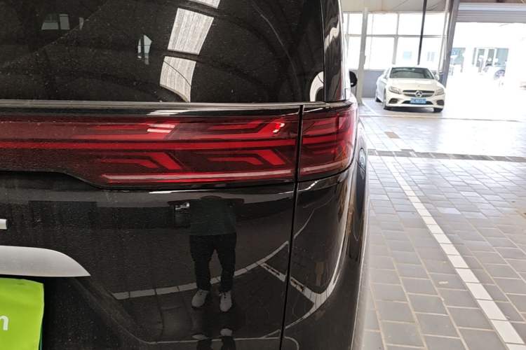 Used Denza D9 2024 DM-i 980 Four-Wheel Drive Prestige Model Right Rear Taillight