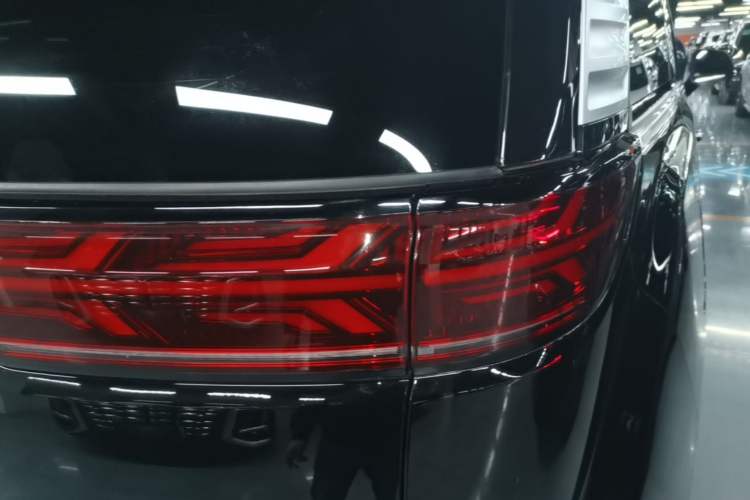 Used Denza D9 2024 DM-i 980 Four-Wheel Drive Prestige Model Right Rear Taillight