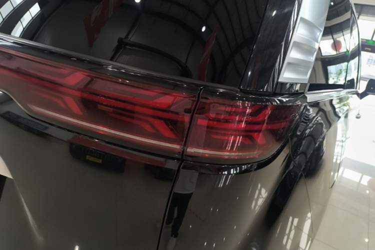 Used Denza D9 2024 DM-i 980 Four-Wheel Drive Prestige Model Right Rear Taillight