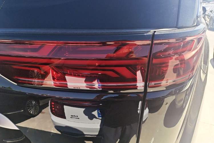 Used Denza D9 2024 DM-i 980 Four-Wheel Drive Flagship Model Right Rear Taillight