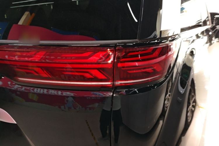 Used Denza D9 2024 DM-i 980 Four-Wheel Drive Prestige Model Right Rear Taillight