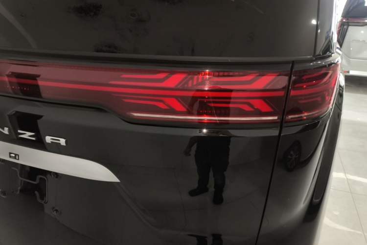 Used Denza D9 2024 DM-i 980 Four-Wheel Drive Prestige Model Right Rear Taillight