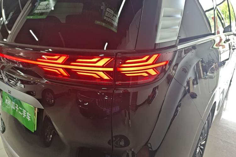 Used Denza D9 2024 DM-i 980 Four-Wheel Drive Prestige Model Right Rear Taillight