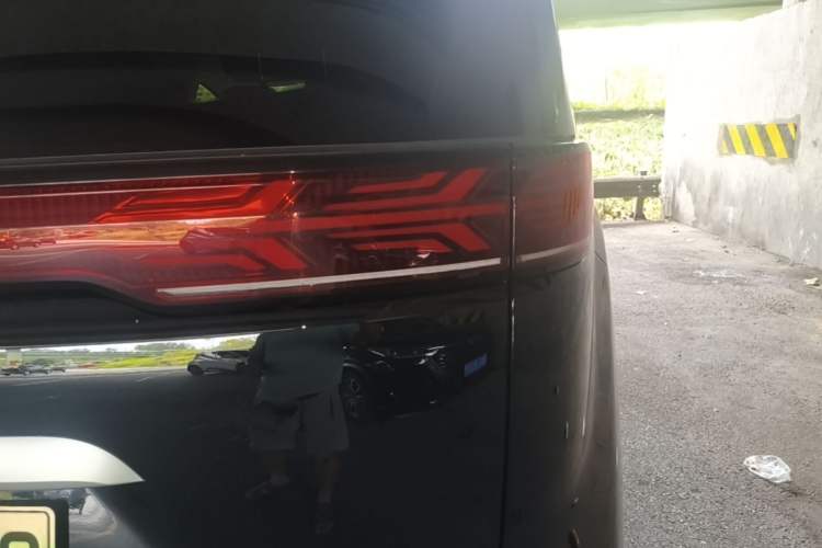 Used Denza D9 2024 DM-i 980 Four-Wheel Drive Flagship Model Right Rear Taillight