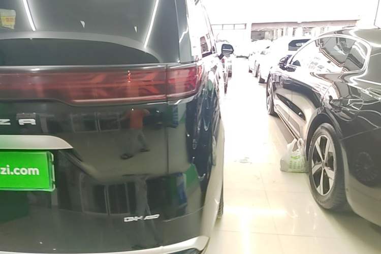 Used Denza D9 2024 DM-i 980 Four-Wheel Drive Flagship Model Right Rear Taillight