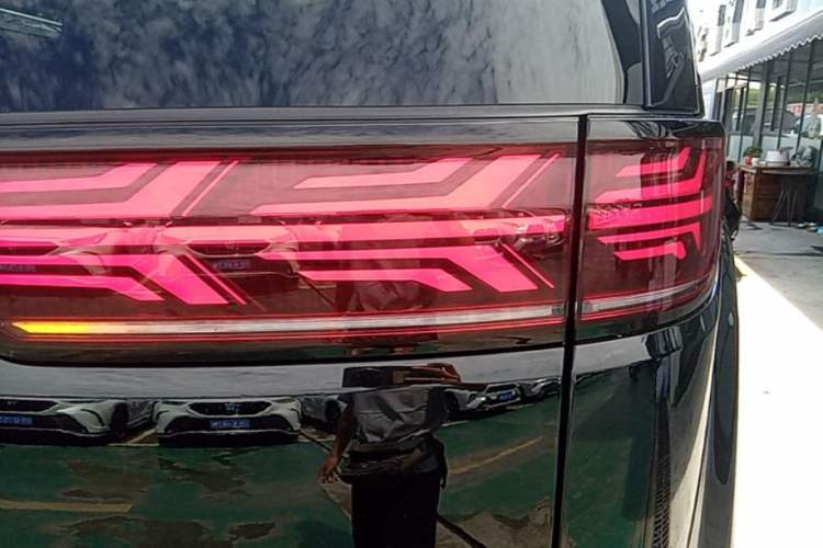 Used Denza D9 2024 DM-i 980 Four-Wheel Drive Flagship Model Right Rear Taillight