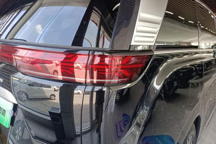 Used Denza D9 2024 DM-i 980 Four-Wheel Drive Prestige Model Right Rear Taillight