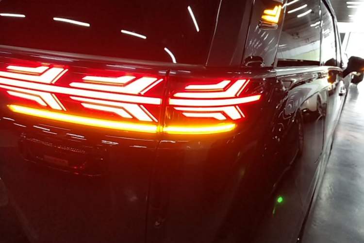 Used Denza D9 2024 DM-i 980 Four-Wheel Drive Flagship Model Right Rear Taillight
