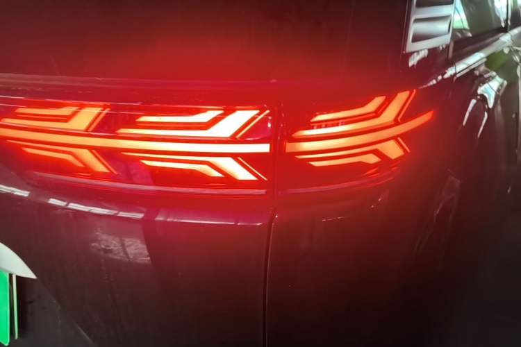 Used Denza D9 2024 DM-i 980 Four-Wheel Drive Flagship Model Right Rear Taillight