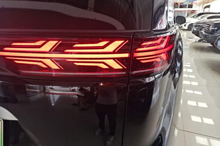 Used Denza D9 2024 DM-i 980 Four-Wheel Drive Flagship Model Right Rear Taillight