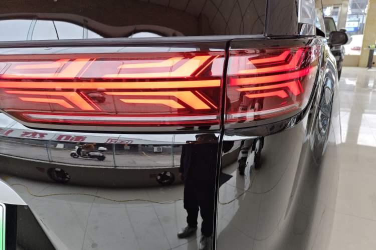 Used Denza D9 2024 DM-i 980 Four-Wheel Drive Flagship Model Right Rear Taillight