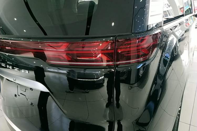 Used Denza D9 2024 DM-i 980 Four-Wheel Drive Prestige Model Right Rear Taillight