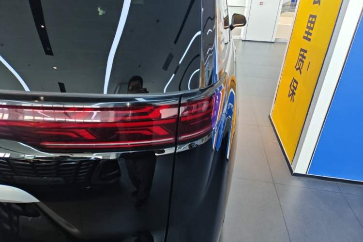 Used Denza D9 2024 DM-i 980 Four-Wheel Drive Prestige Model Right Rear Taillight