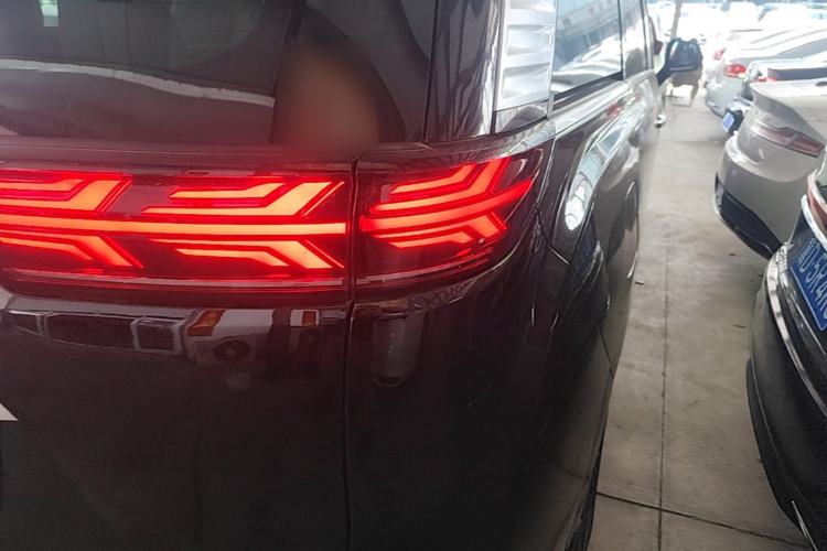 Used Denza D9 2024 DM-i 980 Four-Wheel Drive Flagship Model Right Rear Taillight