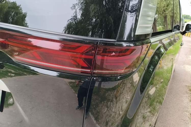 Used Denza D9 2024 DM-i 980 Four-Wheel Drive Prestige Model Right Rear Taillight