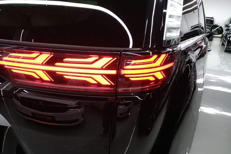 Used Denza D9 2024 DM-i 980 Four-Wheel Drive Flagship Model Right Rear Taillight