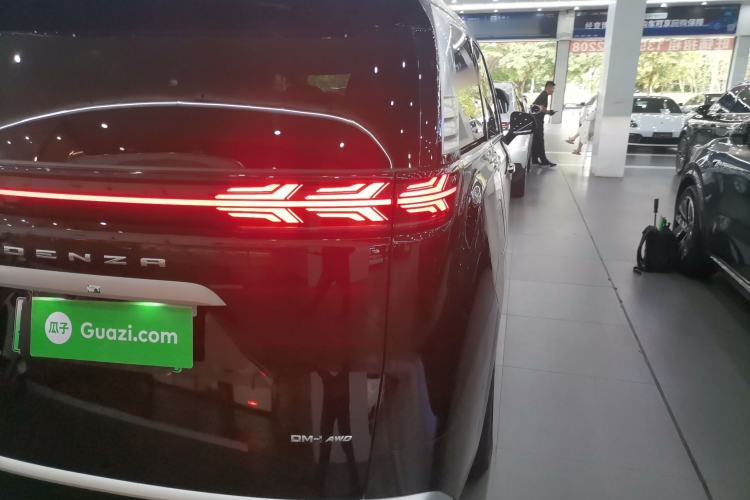 Used Denza D9 2024 DM-i 980 Four-Wheel Drive Prestige Model Right Rear Taillight