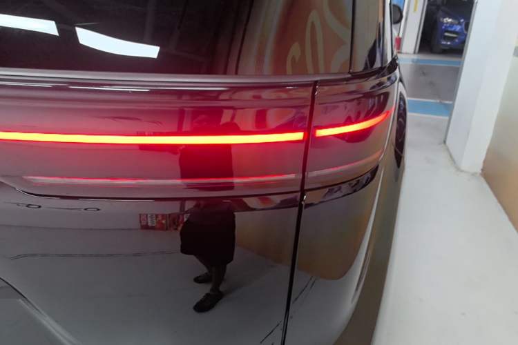 Used Denza D9 2024 DM-i 980 Four-Wheel Drive Prestige Model Right Rear Taillight