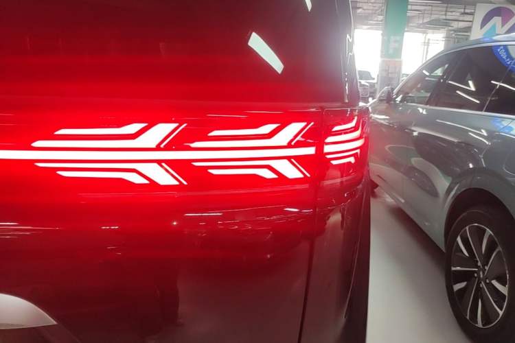 Used Denza D9 2024 EV 600 Four-Wheel Drive Prestige Model Right Rear Taillight