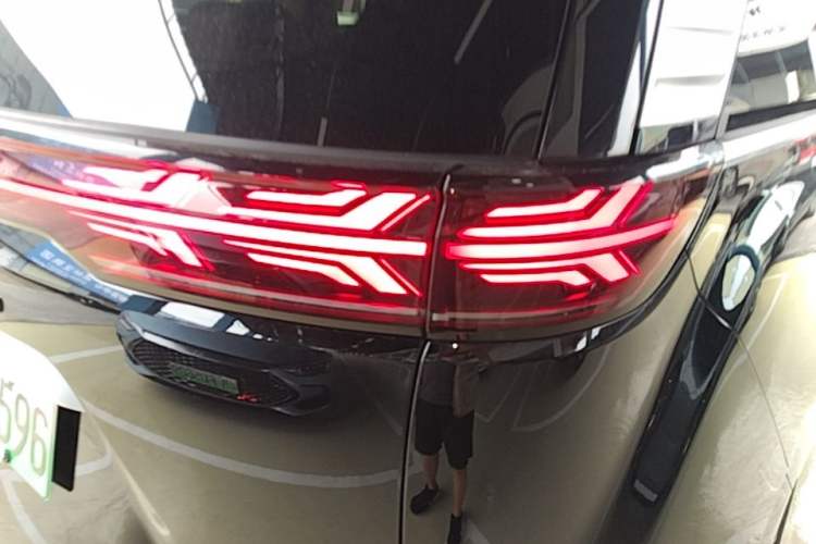 Used Denza D9 2024 DM-i 980 Four-Wheel Drive Flagship Model Right Rear Taillight