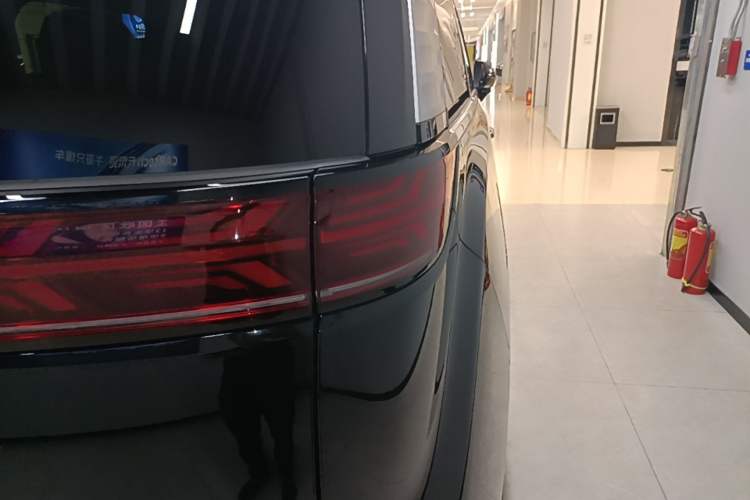 Used Denza D9 2024 DM-i 980 Four-Wheel Drive Prestige Model Right Rear Taillight