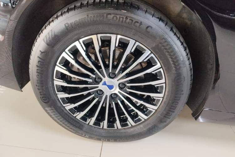 Used Denza D9 2024 DM-i 1050 Luxury Model Right Rear Wheel Hub