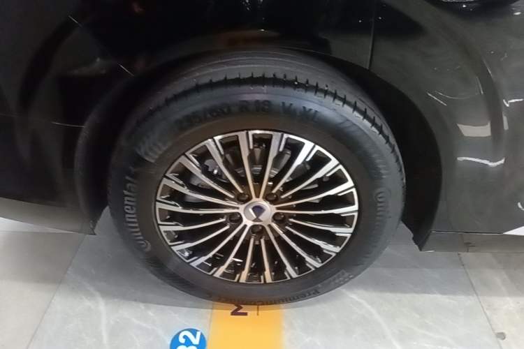 Used Denza D9 2024 DM-i 980 Four-Wheel Drive Prestige Model Right Rear Wheel Hub
