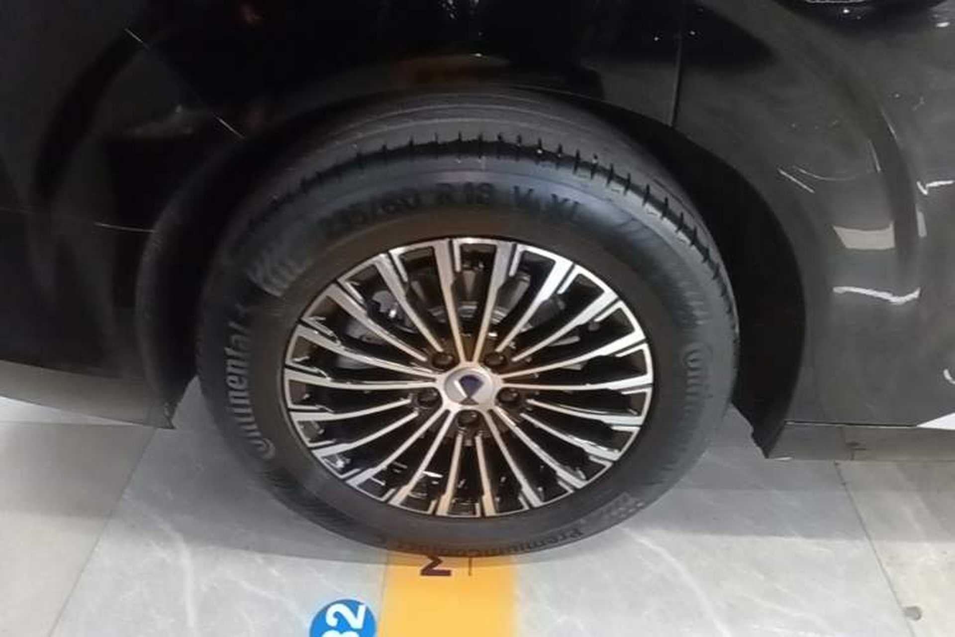 Used Denza D9 2024 DM-i 980 Four-Wheel Drive Prestige Model Right Rear Wheel Hub