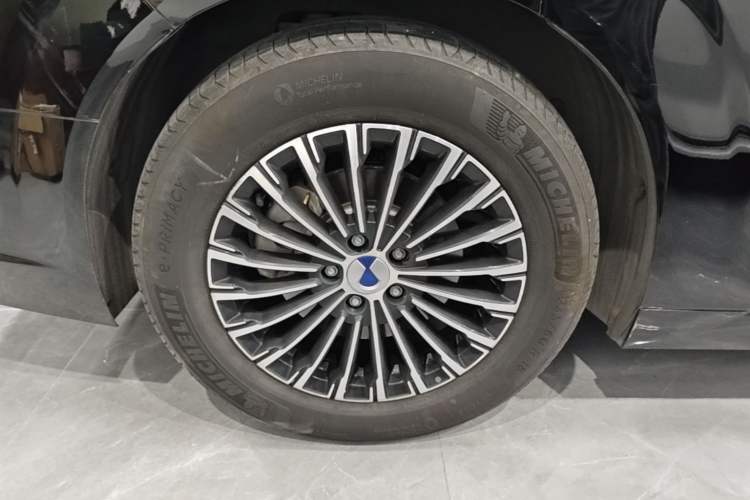Used Denza D9 2024 DM-i 980 Four-Wheel Drive Prestige Model Right Rear Wheel Hub