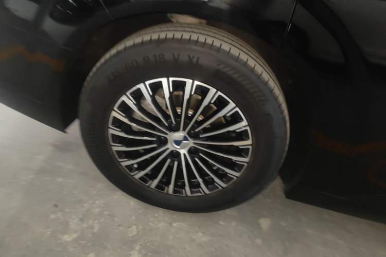 Used Denza D9 2024 DM-i 980 Four-Wheel Drive Prestige Model Right Rear Wheel Hub