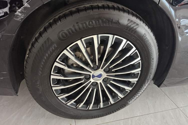 Used Denza D9 2024 DM-i 980 Four-Wheel Drive Prestige Model Right Rear Wheel Hub