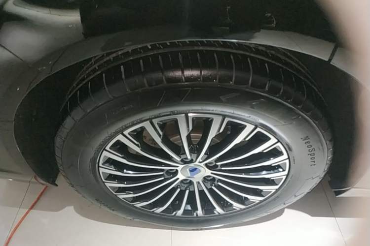 Used Denza D9 2024 DM-i 970 Luxury Model Right Rear Wheel Hub