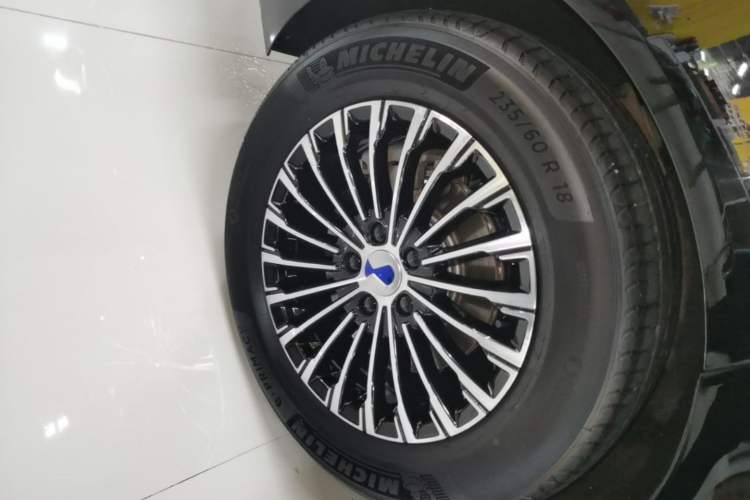 Used Denza D9 2024 DM-i 980 Four-Wheel Drive Prestige Model Right Rear Wheel Hub