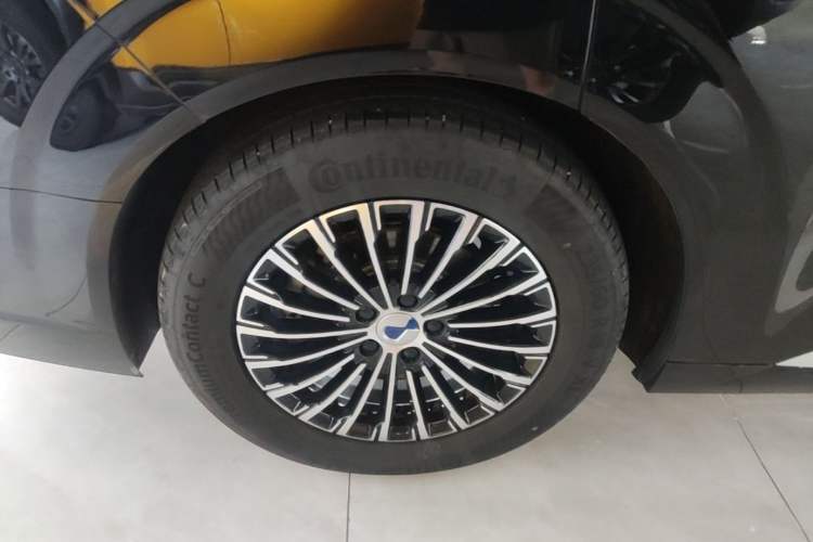 Used Denza D9 2024 DM-i 980 Four-Wheel Drive Prestige Model Right Rear Wheel Hub