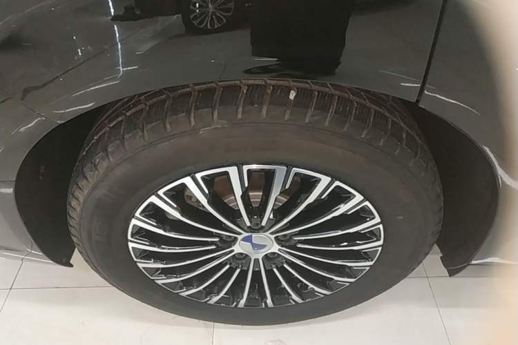 Used Denza D9 2024 DM-i 970 Luxury Model Right Rear Wheel Hub