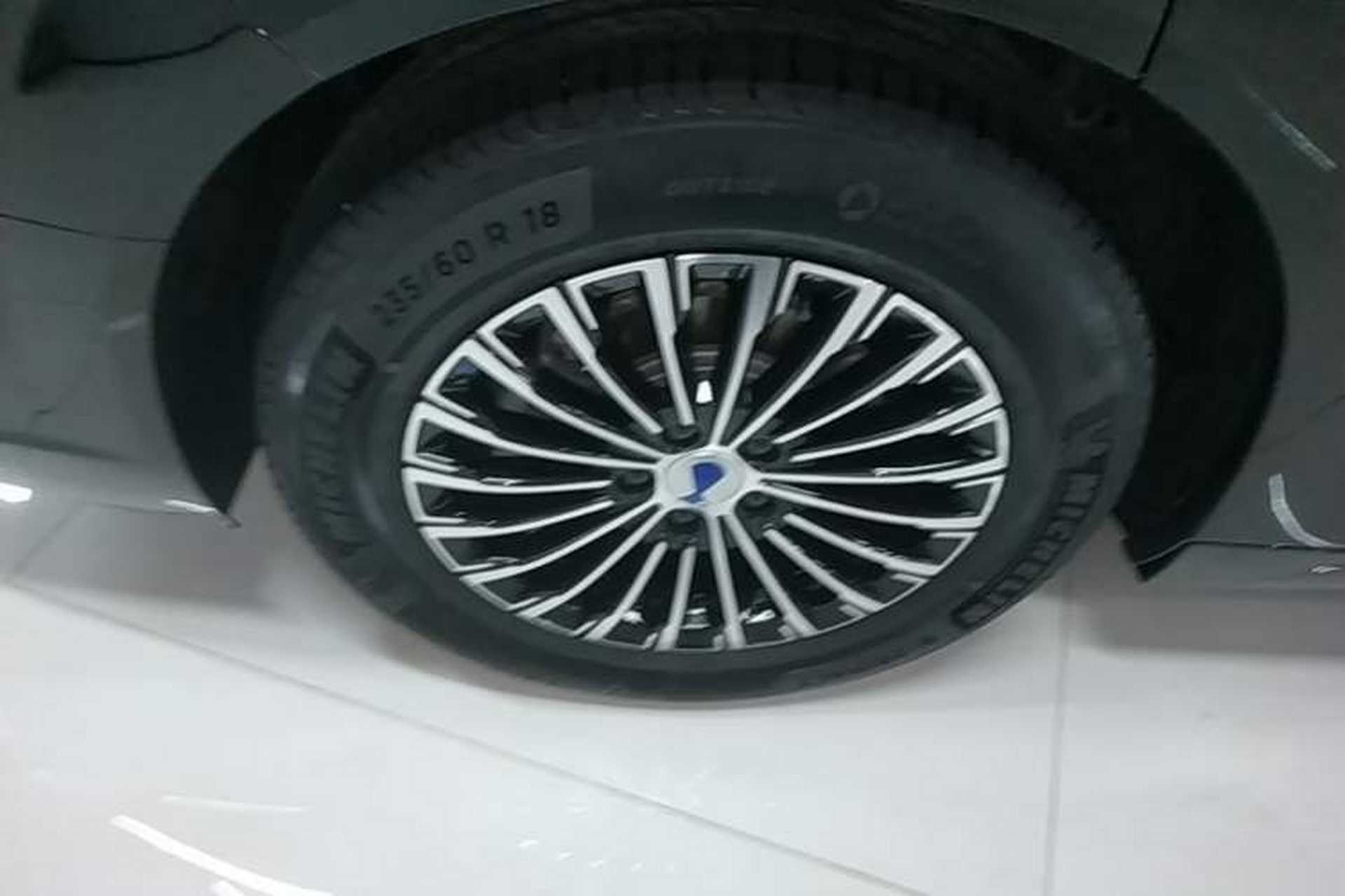 Used Denza D9 2024 DM-i 980 Four-Wheel Drive Prestige Model Right Rear Wheel Hub