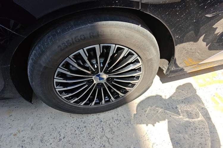 Used Denza D9 2024 DM-i 980 Four-Wheel Drive Prestige Model Right Rear Wheel Hub