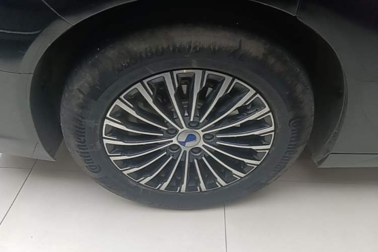 Used Denza D9 2024 DM-i 1050 Luxury Model Right Rear Wheel Hub
