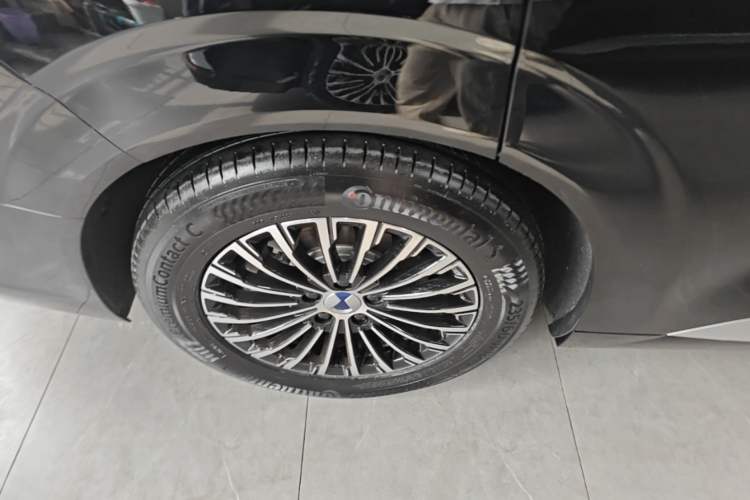 Used Denza D9 2024 DM-i 980 Four-Wheel Drive Prestige Model Right Rear Wheel Hub
