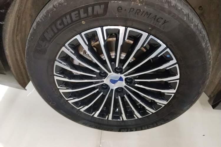Used Denza D9 2024 DM-i 1050 Luxury Model Right Rear Wheel Hub