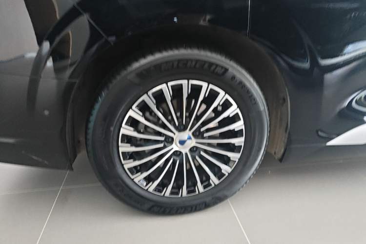 Used Denza D9 2024 DM-i 980 Four-Wheel Drive Flagship Model Right Rear Wheel Hub