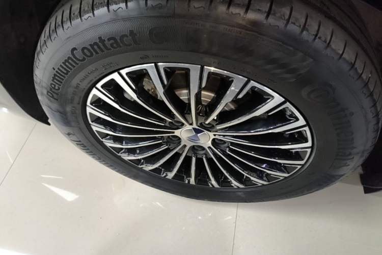 Used Denza D9 2024 DM-i 980 Four-Wheel Drive Prestige Model Right Rear Wheel Hub