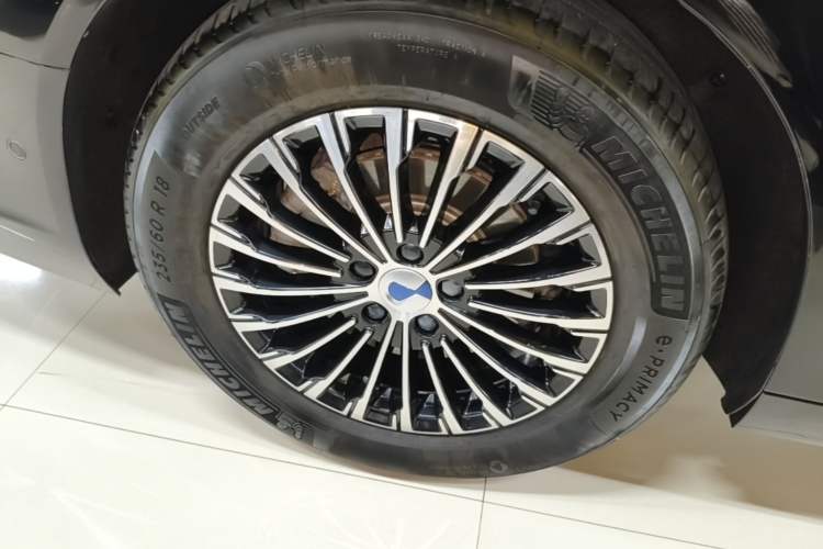 Used Denza D9 2024 DM-i 980 Four-Wheel Drive Flagship Model Right Rear Wheel Hub
