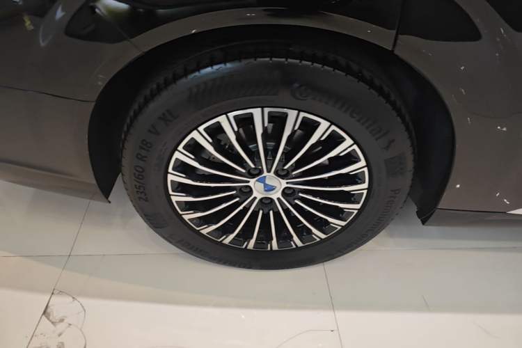 Used Denza D9 2024 DM-i 980 Four-Wheel Drive Prestige Model Right Rear Wheel Hub