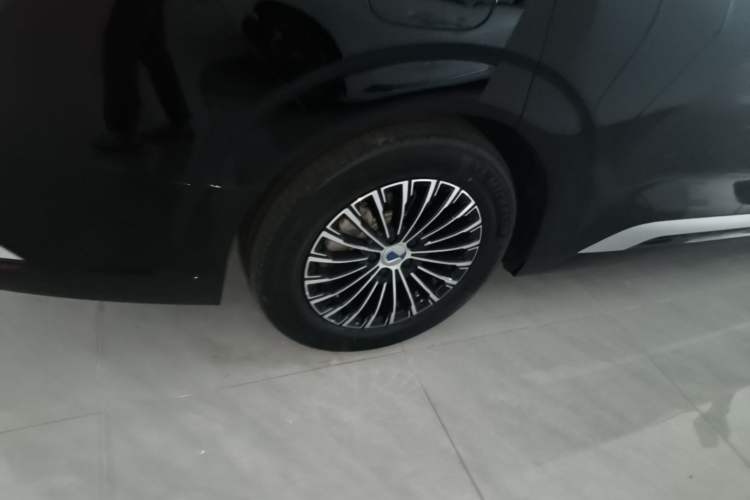 Used Denza D9 2024 DM-i 980 Four-Wheel Drive Prestige Model Right Rear Wheel Hub